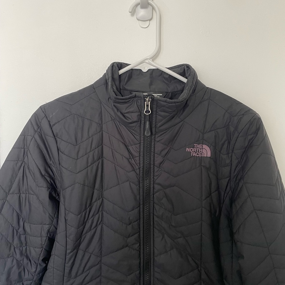 The North Face lightweight puffer coat. Size M. Black.